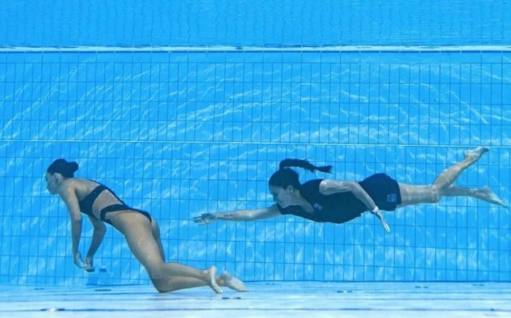 Rescatan a nadadora estadunidense tras desmayarse en la alberca en el Mundial de Natación