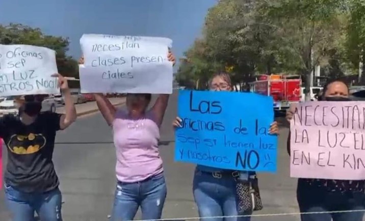 Alumnos y maestros bloquean la Calzada Aeropuerto; no tienen luz en la escuela 