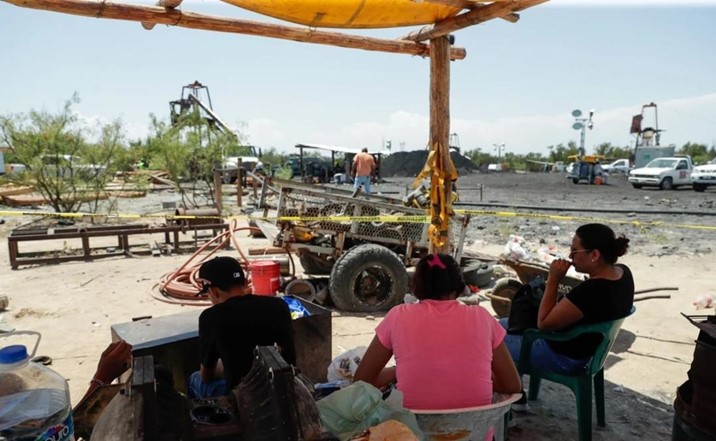 "No nos vamos a mover hasta encontrarlos": Mineros cumplen 48 horas en pozo de Coahuila
