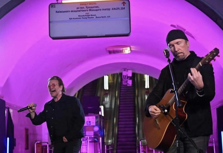 Bono elogia la lucha de Ucrania por la ‘libertad’ y da show en el metro de Kiev