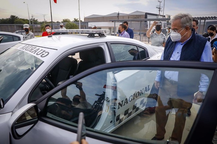 Rocha entrega patrullas a la Guardia Nacional