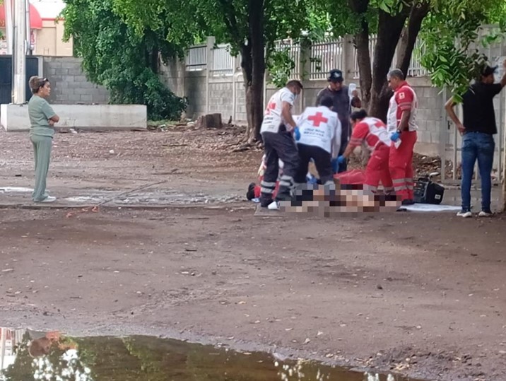 Muere mujer electrocutada cuando acudía por su hijo a una escuela