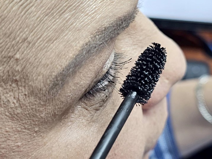 Uso de cosméticos sin limpieza adecuada provoca daño ocular progresivo