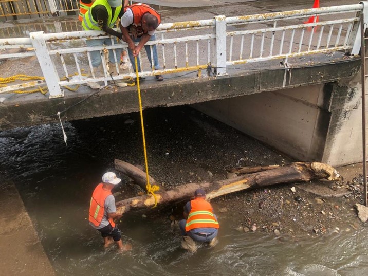 Cuadrillas municipales desazolvan puntos críticos del sistema pluvial de Culiacán