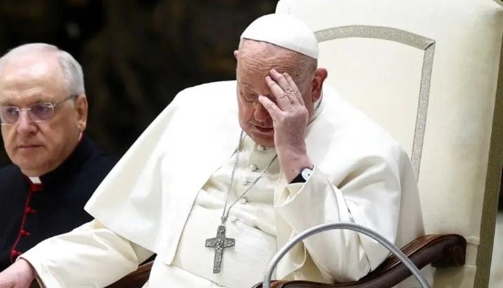 Papa Francisco es nuevamente hospitalizado por bronquitis