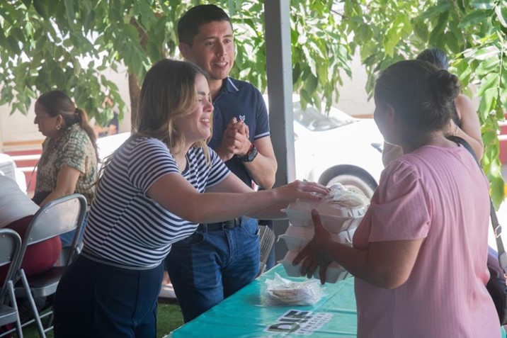 Alajibua lleva comida caliente y apoyo a familias del ISSSTE