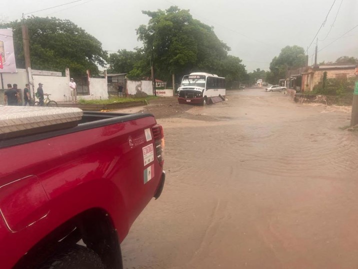 Rescatan a 25 pasajeros atrapados en arroyos de Culiacán 