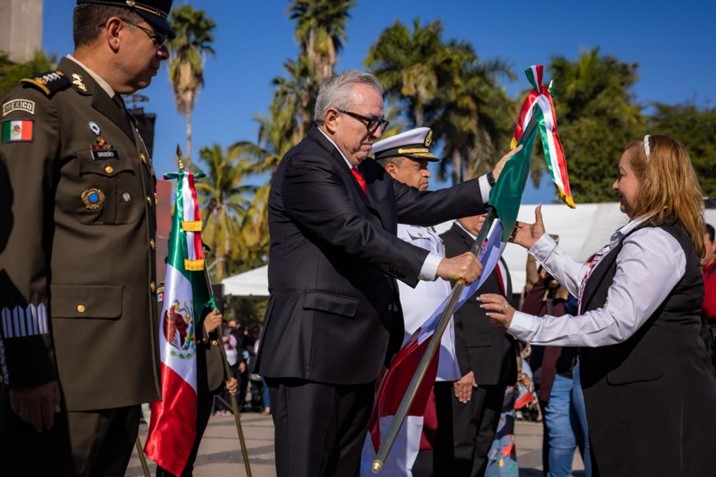 Encabeza el gobernador Rocha acto cívico conmemorativo al Día de la Bandera Nacional; cierran filas por el país