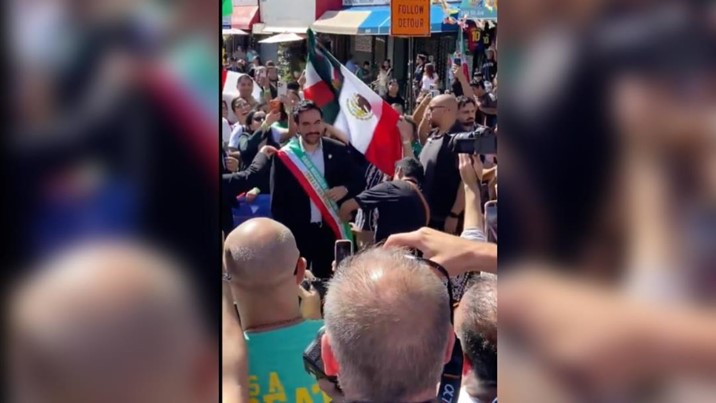 Alcalde de Nueva York marcha con bandera mexicana en Brooklyn