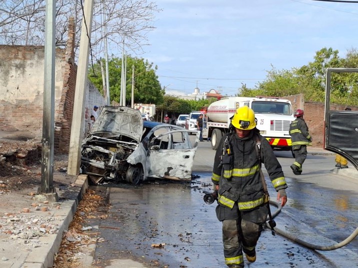 Reducido a chatarra quedó un vehículo tras prenderse en llamas en El Vallado, Culiacán 