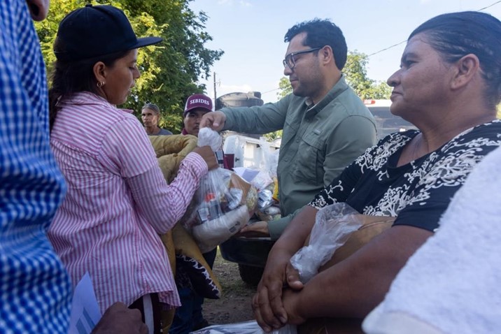 Familias indígenas de Cosalá reciben despensas y colchonetas ante sus necesidades