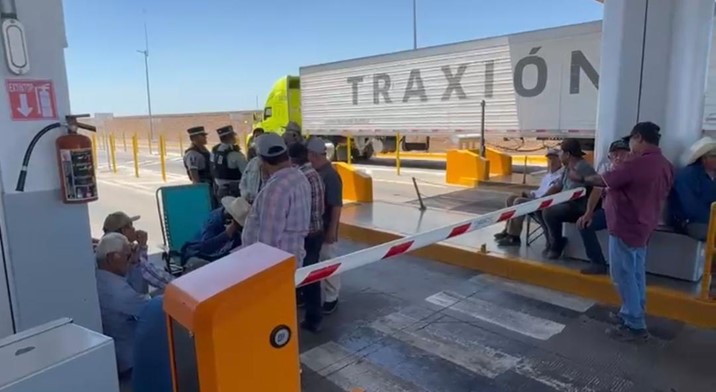 Productores mantienen toma de casetas y el paso liberado en Sinaloa