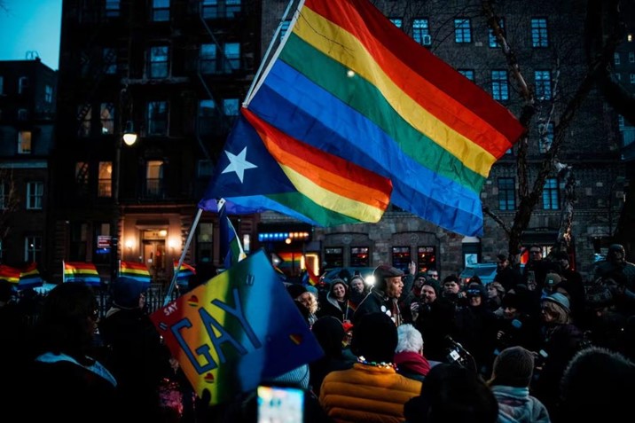 Polémica por retiro de bandera del Orgullo en Stonewall