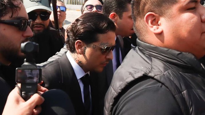 Nuevo giro en el conflicto legal de Christian Nodal: su defensa abandona el expediente