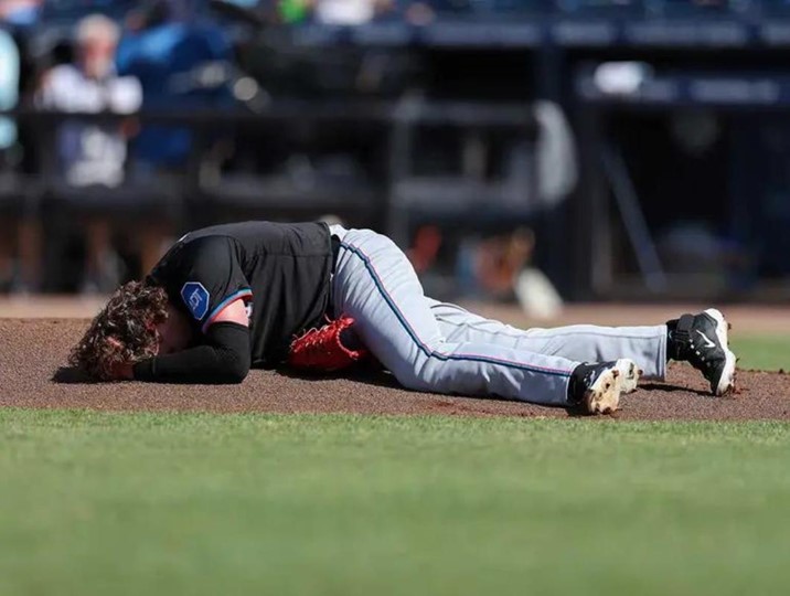 ¡Fuego amigo! Pitcher fue golpeado en la cabeza por su compañero