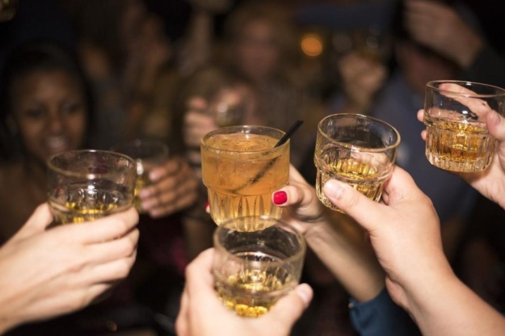Mexicanos quieren más restricciones al alcohol: encuesta revela amplio respaldo
