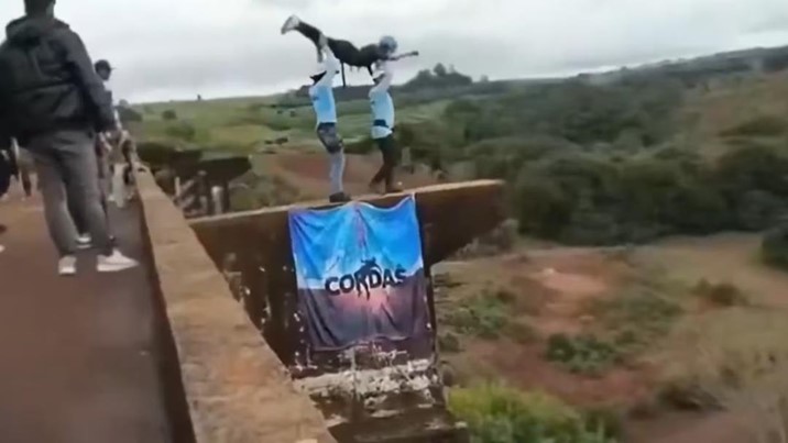 Muere mujer tras salto de 30 metros en Brasil; la lanzaron sin equipo de seguridad
