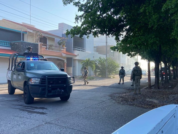 Atacan a balazos e incendian un complejo de departamentos en Montebello, Culiacán