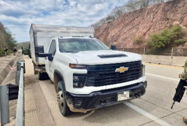 Localizan camioneta abandonada con hidrocarburos en Mazatlán 