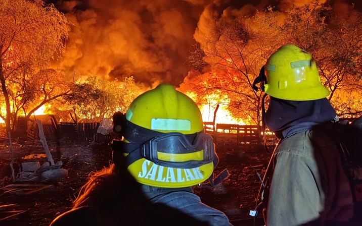 Voraz incendio consume recicladora de plásticos en San Fermín, Culiacán