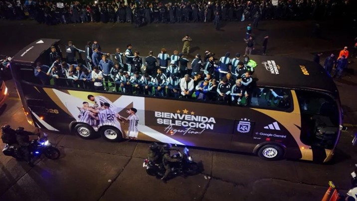 Derrota, ausencia de Messi y disturbios: así volvió Argentina