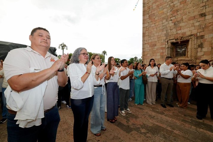 Familias celebran a la Virgen del Rosario con misa y procesión