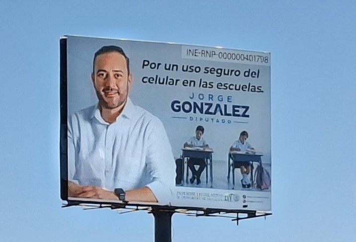 Jorge González defiende espectaculares con su figura afuera del Congreso