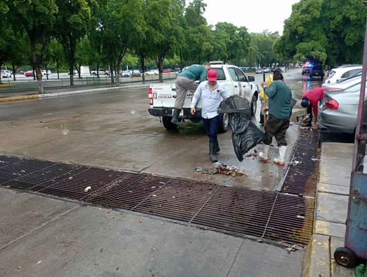 Retiran toneladas de basura de rejillas tras lluvias en Culiacán