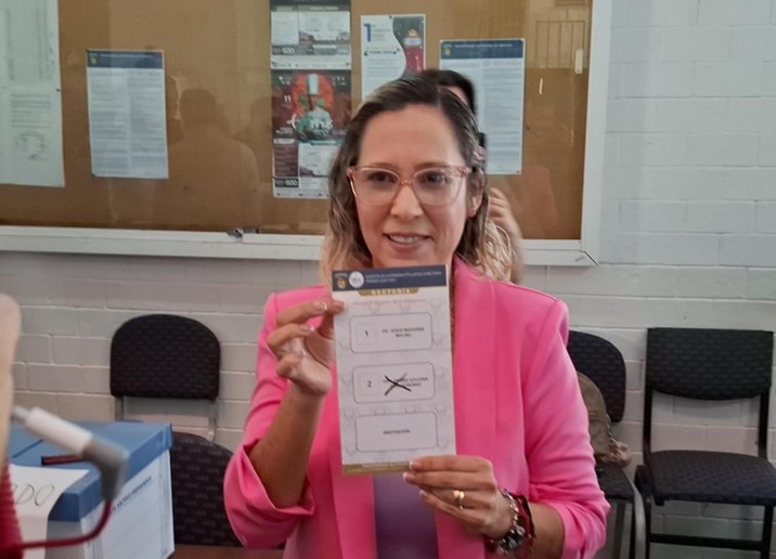 Denise Díaz emite su voto por la Rectoría de la UAS