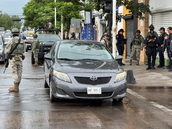 Abandonan Toyota Corolla con un arma de fuego en pleno Centro de Culiacán