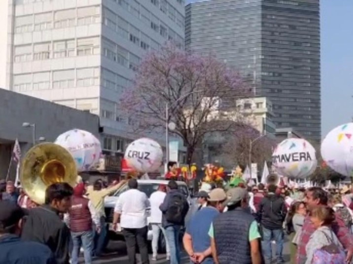  ¡Hay banda y bailarinas! Así el ambiente en el Zócalo previo al mitin de López Obrador
