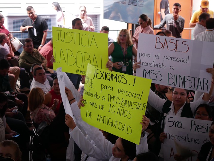 "Va a haber justicia laboral", asegura Sheinbaum a trabajadoras que se manifestaron