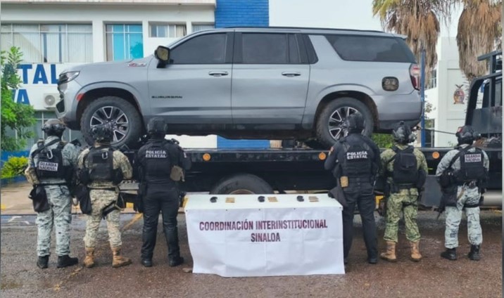 Aseguran camioneta con blindaje artesanal y municiones en Culiacán