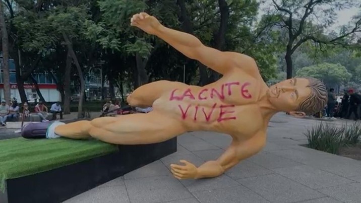 Vandaliza la CNTE figuras del Mundial 2026 sobre Paseo de la Reforma