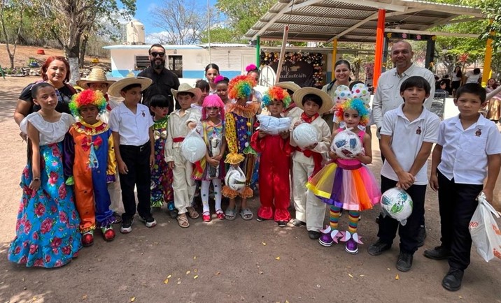 IMDEC entrega material deportivo a escuelas de comunidades de Sanalona