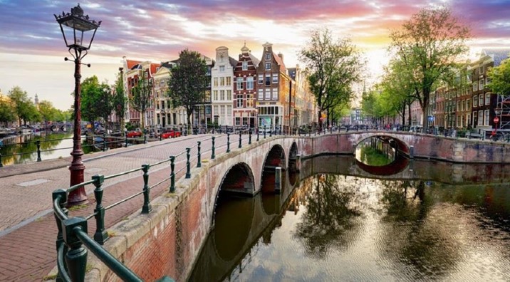 Ámsterdam vetará publicidad de carne y combustibles fósiles en espacios públicos