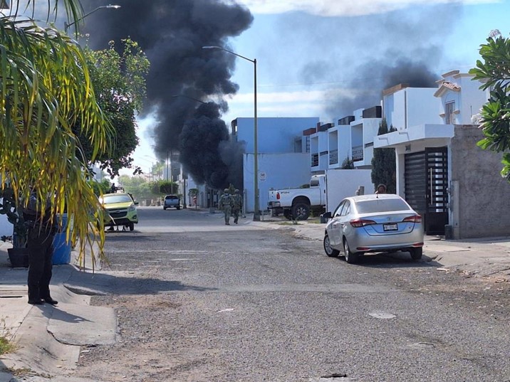Atacan vivienda a disparos y le prenden fuego en Santa Fe, Culiacán