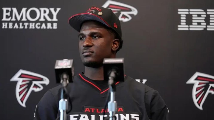 James Pearce, fuera de los Falcons por 8 partidos