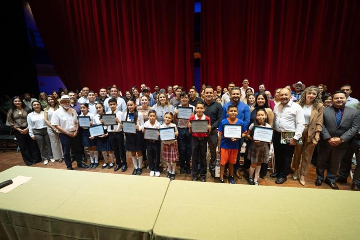 Culiacán reconoce a niñas y niños que narran su historia