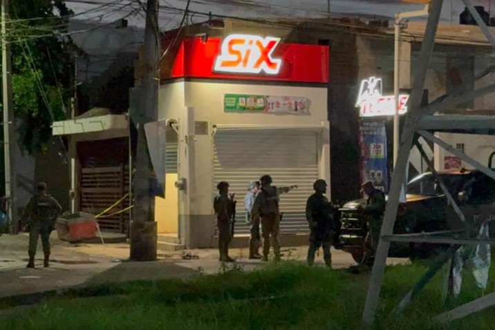 Reportan delicado a joven herido a balazos en expendio de Culiacán
