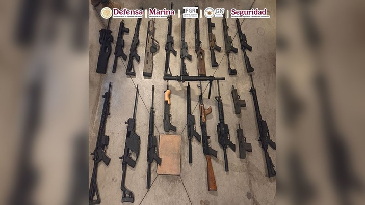 Aseguran 51 armas de fuego en vehículo abandonado en Tijuana