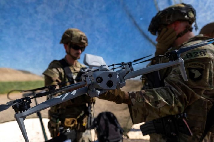 Ejército estadounidense intensifica pruebas contra drones cerca de México
