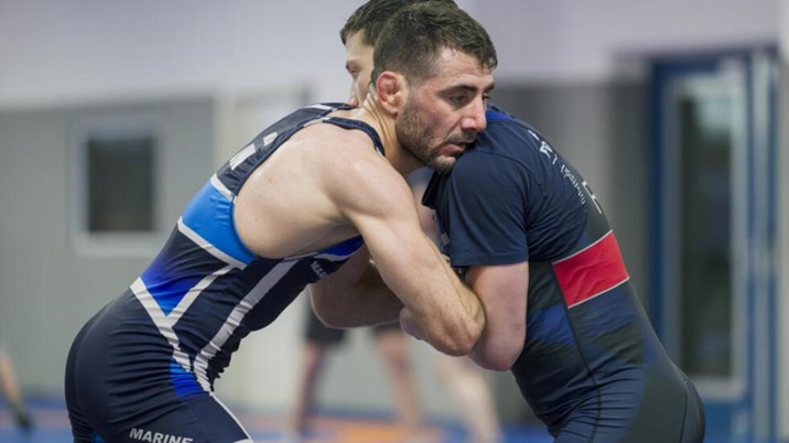 Luchador refugiado sufrió; busca una medalla en París