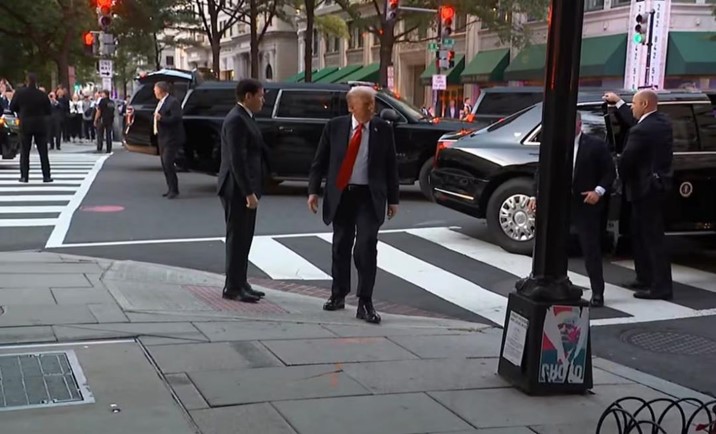 Abuchean a Trump por segunda vez esta semana; manifestantes propalestinos lo increpan en restaurante en Washington