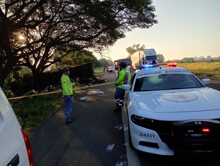 Muere chofer de 22 años, al volcar tráiler en Quilá, al sur de Culiacán