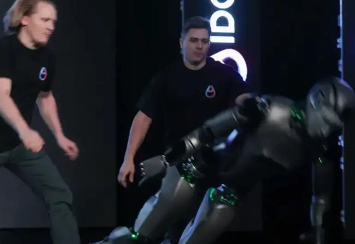 Colapsa el primer robot humanoide ruso en su debut