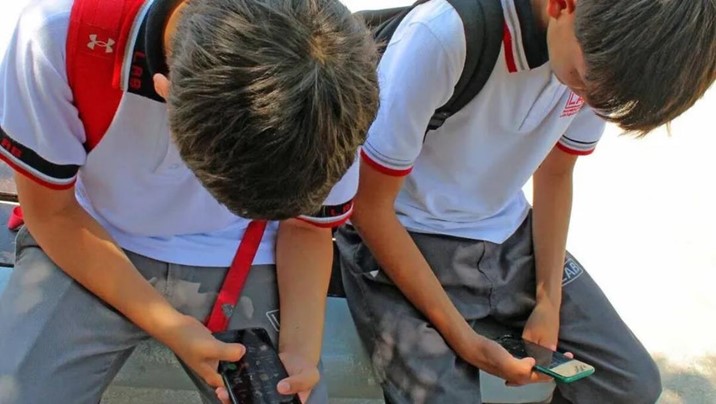 ¿Adiós al celular en clase? SEP prepara reglas nacionales