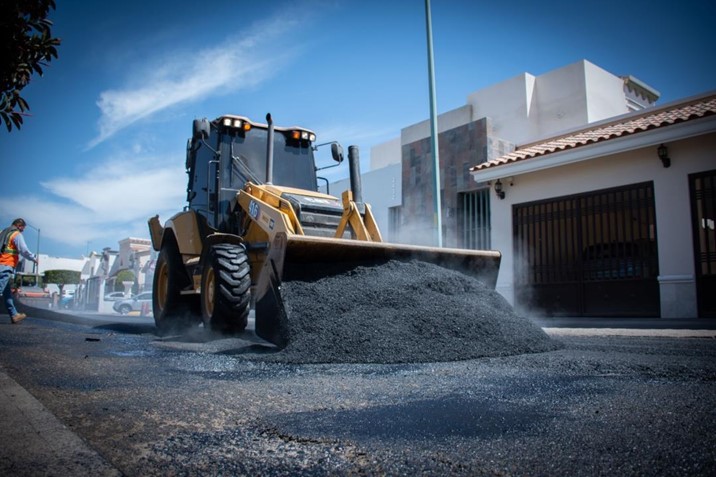 Calles del fraccionamiento Valencia se rehabilitan con reencarpetado