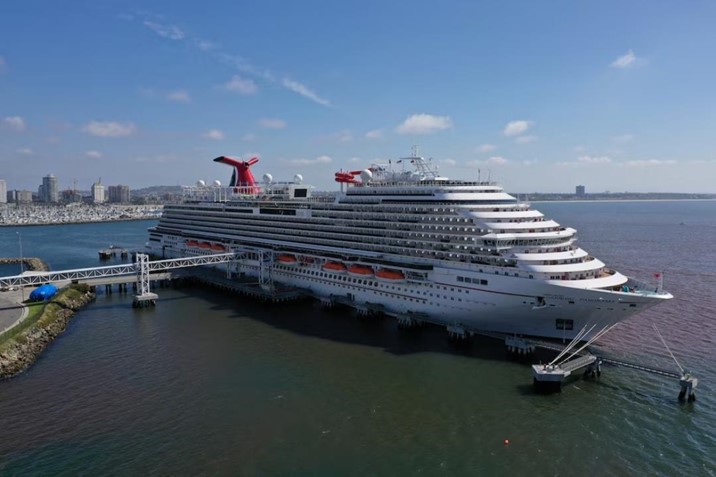 Pasajero cae al mar desde crucero y permanece desaparecido