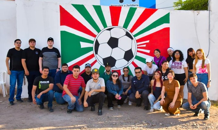Jóvenes participan en jornada de murales con temática futbolística